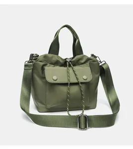 Vue détaillée du sac à bandoulière en nylon décontracté avec sangle réglable et poche.