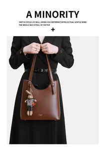 Vue détaillée du élégant sac cabas en cuir marron avec pendentif lapin et doubles anses.