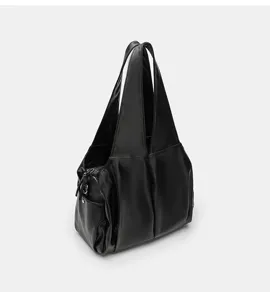 Detailansicht der schwarzen weichen Ledertasche, die große Kapazität und Textur zeigt.