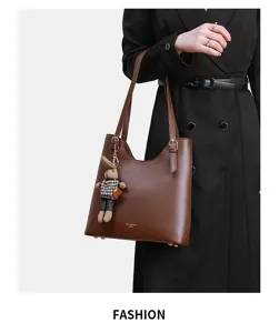 Sac cabas fourre-tout élégant en cuir synthétique marron avec pendentif lapin, parfait.