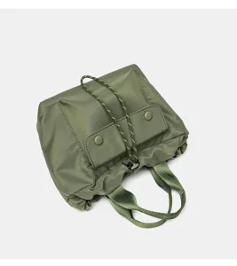 Vue détaillée du sac cabas vert en tissu Oxford, sac à main léger pour navetteurs.