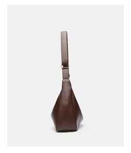Braune Vintage Weichleder Umhängetasche Seitenansicht, minimalistische Beuteltasche.