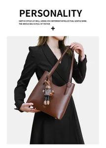 Vue détaillée du sac cabas élégant en cuir PU marron avec pendentif lapin et poignées.