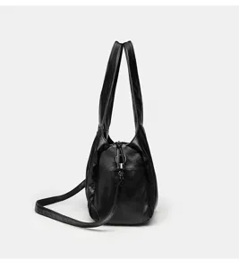 Detailansicht der schwarzen Henkeltasche aus weichem Leder mit praktischem Reißverschluss.