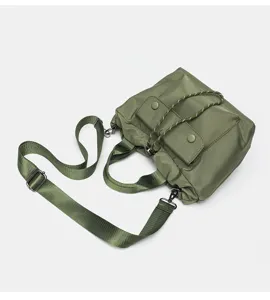 Sac cabas en nylon vert sac à bandoulière décontracté avec poche avant et poignées.