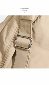 Detailaufnahme von Metallbeschlägen und dem verstellbaren Riemen der Nylontasche.