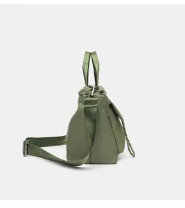 Vue détaillée latérale du sac fourre-tout en tissu oxford vert avec bandoulière solide.