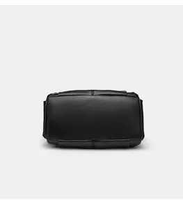Detailansicht des Bodens einer schwarzen weichen Ledertasche, robuste Verarbeitung.
