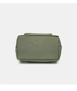 Détail du fond du sac cabas de banlieue en tissu oxford vert avec un tissu résistant.