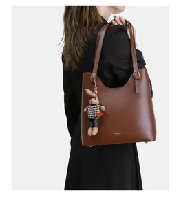 Sac cabas bandoulière femme marron avec charm lapin, grand sac fourre-tout élégant.