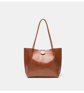 Borsa shopper marrone in morbida ecopelle PU con spallacci e pratica chiusura magnetica.