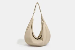 Nahaufnahme mit Detailansicht des leichten, wasserdichten Nylon-Umhängetaschen-Designs.