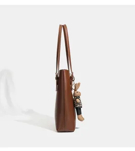 Sac cabas épaule femme marron vue de côté détail avec pendentif lapin mignon pour bureau.