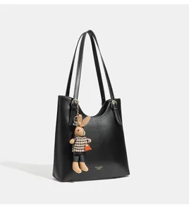Grand sac cabas noir en cuir PU avec charm lapin, sac d'épaule élégant pour travail quotidien.