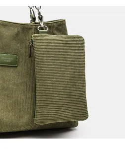 Grüne Kord-Tragetasche mit abnehmbarer kleiner Tasche im Detail, ideal für den Alltag.