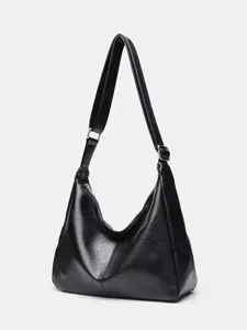 Klassische schwarze Ledertasche mit geräumigem Innenraum und minimalistischem Design für Damen.