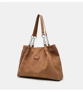 Braune Cord Shopper Tasche Detailansicht mit grossem Fassungsvermoegen und Kettengriffen.