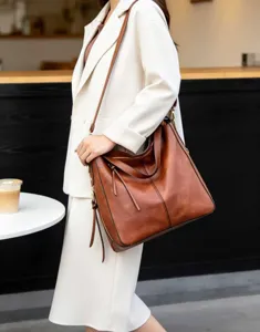 Sac bandouliere hobo cuir souple vintage pour femme grande capacite usage quotidien detail.