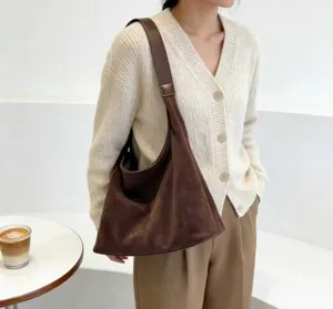 Braune Wildleder Umhängetasche Detailansicht, weicher lässiger Shopper für Damen Alltag.