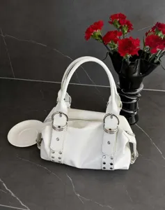 Koreanische weiße weiche Leder Zylinder Schultertasche mit Nieten und Griffen für Damen.