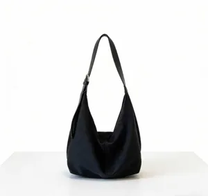 Schwarze Wildleder Hobo Schultertasche Detail, elegantes Design mit verstellbarem Gurt.