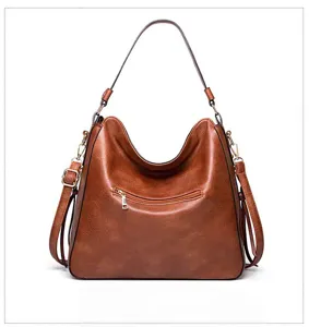 Vue détaillée du sac porté épaule hobo souple vintage marron avec poche zippée avant.