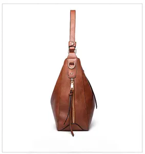 Vue détaillée du sac hobo marron en cuir souple vintage, grand sac porté épaule pour femme.