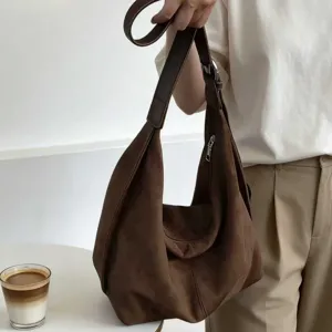 Braune Retro Wildleder Umhängetasche für Damen, große weiche Beuteltasche für den Alltag.
