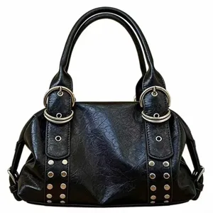 Schwarze weiche Ledertasche mit schicken Metallringen und Nieten für den täglichen Gebrauch.