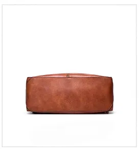 Vue détaillée du fond de sac hobo en cuir souple rétro avec des coutures fines et soignées.
