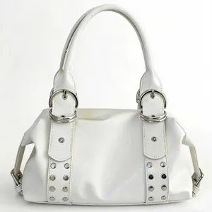 Koreanischer Stil weiße Leder Schultertasche mit Metall Schnallen und Nieten für Damen.