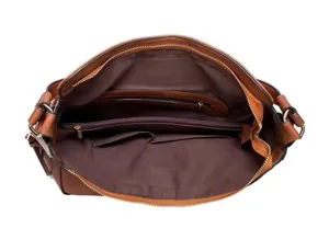 Détail intérieur du sac hobo souple vintage en cuir marron avec grands compartiments.