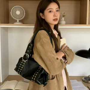 Koreanische große Umhängetasche für Damen aus weichem Leder mit Nieten und zylindrischem Design.