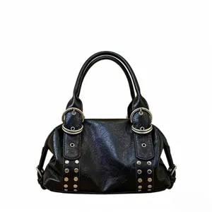 Schwarze weiche Ledertasche mit Metallringen und Nieten, stilvolle Damen Umhängetasche.