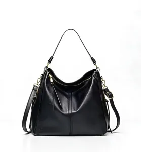 Gros plan détail du sac porté épaule hobo en cuir souple noir avec fermeture éclair métal.