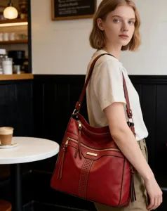 Lässige weiche Leder Umhängetasche für Damen, große Hobo Tasche mit Reißverschluss und Quasten.