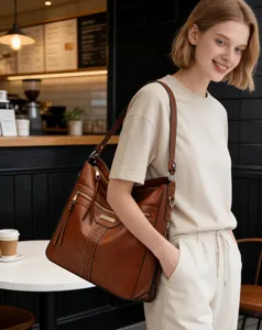 Klassische braune Umhängetasche aus weichem Leder für Damen, große elegante Tasche.