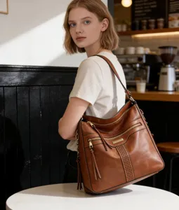 Weiche Ledertasche mit Quaste und mehreren Taschen, ideal für den täglichen Gebrauch.