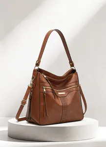 Detail der braunen Kunstleder Schultertasche mit Reissverschluss und eleganter Quaste.
