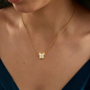 Elegante Titanstahl-Schluesselbeinkette mit zartem Kleeblatt-Anhaenger und funkelndem Diamanten.