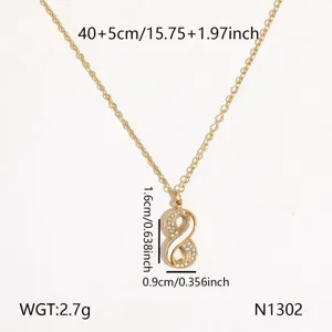 Detailansicht der minimalistischen Strass Ziffer 8 Anhänger Halskette mit genauen Maßen.