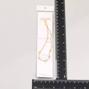 Collier ras de cou en acier inoxydable avec strass, design ondulé élégant pour femmes.