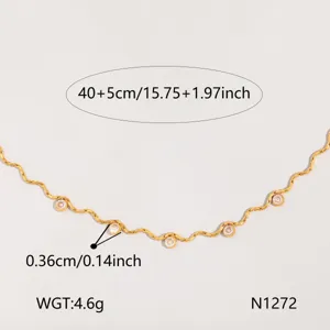 Collier ras du cou ondulé en acier titane doré avec des zircons étincelants pour femmes.
