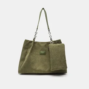 Grüne Kord-Tragetasche Detailansicht zeigt Textur, Kettengurt und eine kleine Tasche.