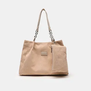 Beige Kordfaser Shopper Tasche Detail, modische Umhängetasche mit Kette und kleiner Pouch.