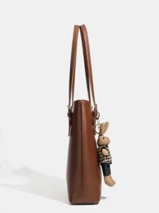 Sac cabas en cuir marron pour femme, grand sac épaule avec adorable pendentif lapin pour bureau.