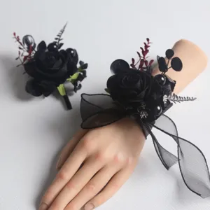 Ensemble de fleurs de poignet et corsage en rose artificielle noire pour mariage.