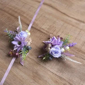 Gros plan détail de corsage de poignet et boutonnière de fleurs artificielles pour mariage.