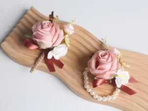 Σετ corsage καρπού και boutonniere με ροζ τριαντάφυλλο για γάμο παράνυφη γαμπρός