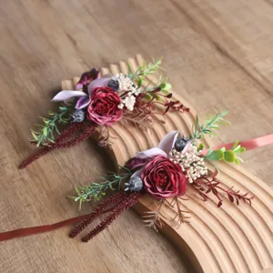 Detailaufnahme der künstlichen roten Rosen Corsage und Ansteckblume für Hochzeitsdekoration.